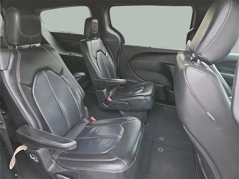 Used 2018 Chrysler Pacifica Touring-L w/ Premium Audio Group image 13