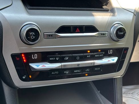 Used 2021 Ford Explorer XLT w/ Equipment Group 202A RWD image 12