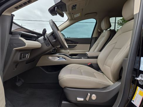 Used 2025 Lincoln Nautilus Premier AWD/4WD image 16