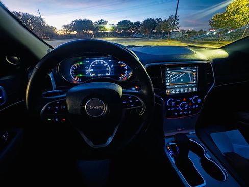 Used 2018 Jeep Grand Cherokee Limited image 15