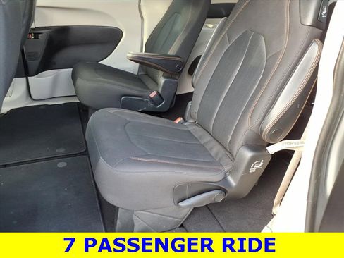 Used 2017 Chrysler Pacifica Touring image 12