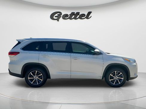 Used 2018 Toyota Highlander XLE FWD image 3