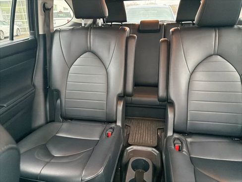 Used 2024 Toyota Highlander XLE AWD/4WD image 3