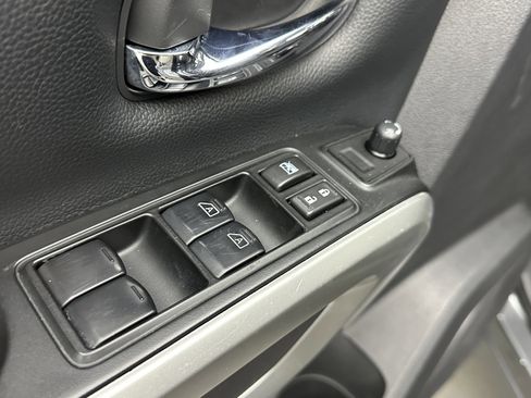 Used 2023 Nissan Titan SV image 11