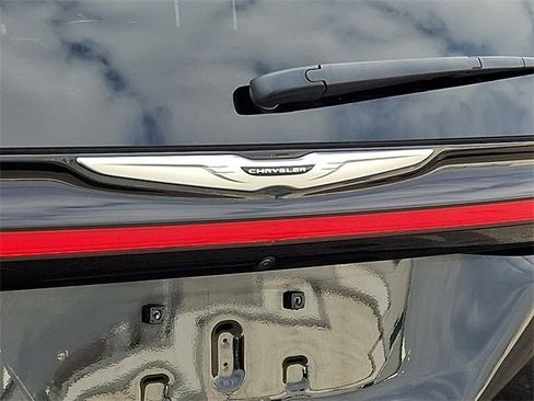 Used 2024 Chrysler Pacifica Touring-L image 32