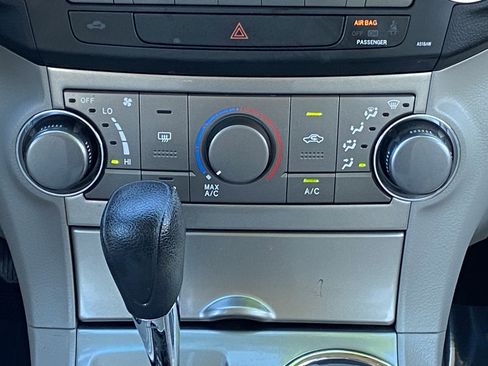 Used 2012 Toyota Highlander FWD w/ Tech Pkg image 15