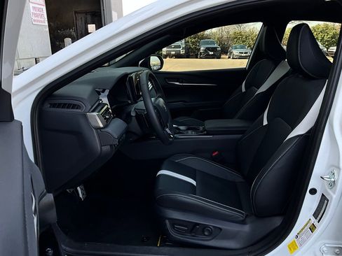 Used 2025 Toyota Camry SE w/ Convenience Package image 10