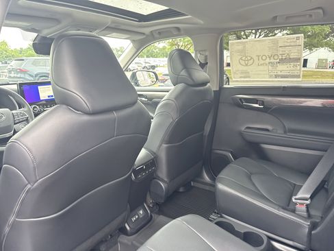 New 2025 Toyota Highlander Limited image 26