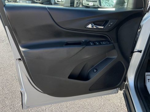 Used 2022 Chevrolet Equinox LT w/ Driver Convenience Package image 5