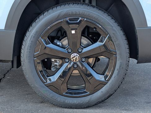 New 2026 Volkswagen Taos SE AWD/4WD image 3
