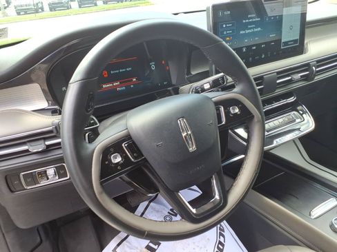 Used 2025 Lincoln Corsair AWD w/ Equipment Group 101A image 11