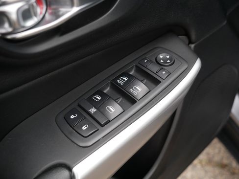 Used 2018 Jeep Cherokee Latitude Plus w/ Cold Weather Group AWD/4WD image 19