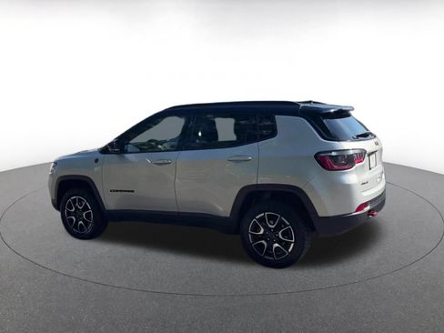 Used 2025 Jeep Compass Trailhawk AWD/4WD image 10