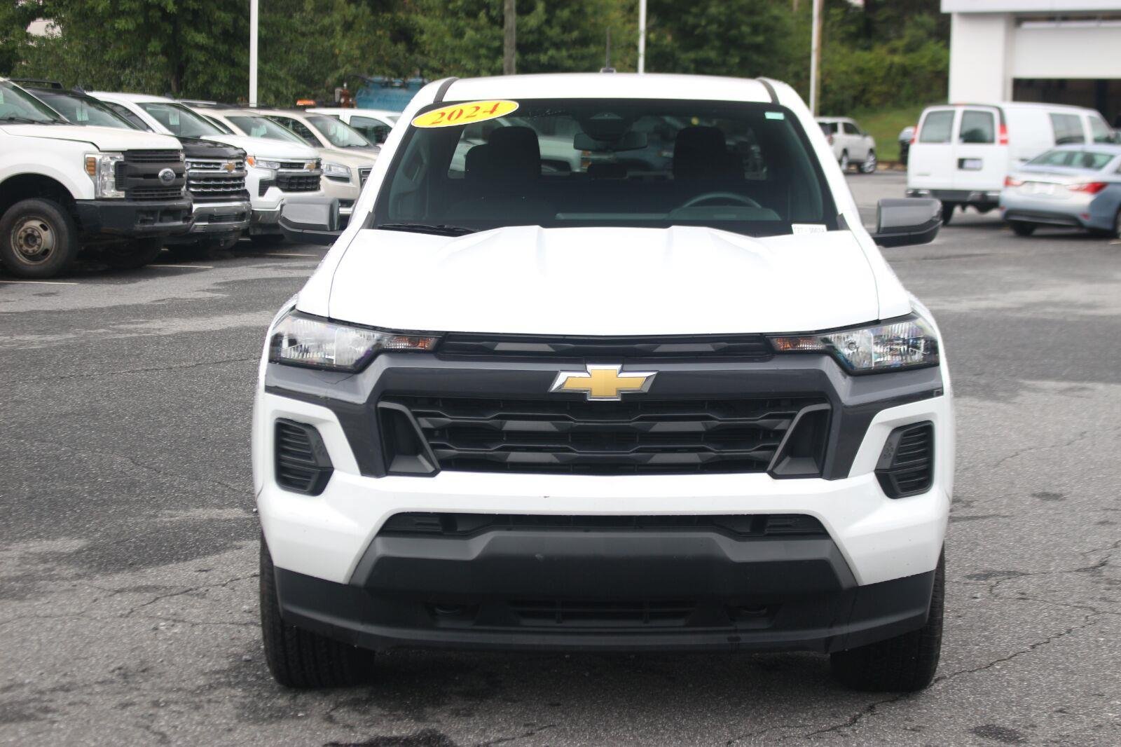 Used 2024 Chevrolet Colorado LT AWD/4WD image 2