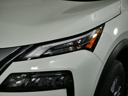 Used 2023 Nissan Rogue S image 11