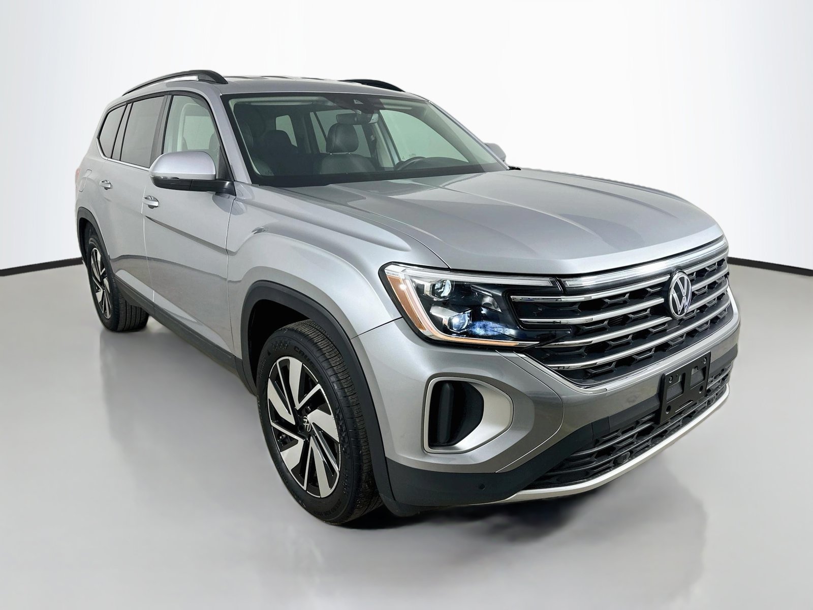 Used 2025 Volkswagen Atlas SE AWD/4WD image 3