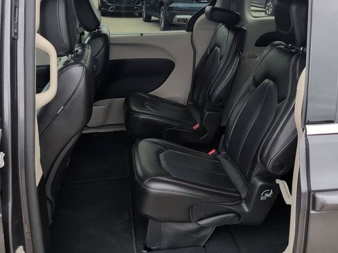 Used 2023 Chrysler Pacifica Touring-L FWD image 14