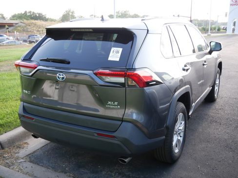 Used 2021 Toyota RAV4 XLE AWD/4WD image 7