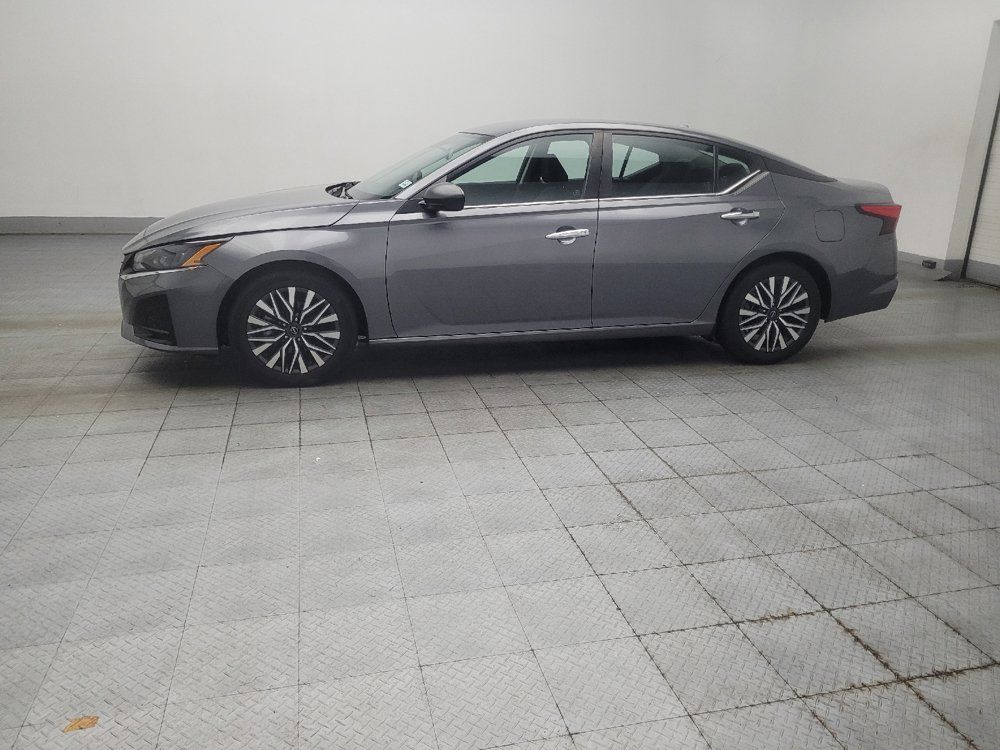 Used 2024 Nissan Altima 2.5 SV FWD image 2