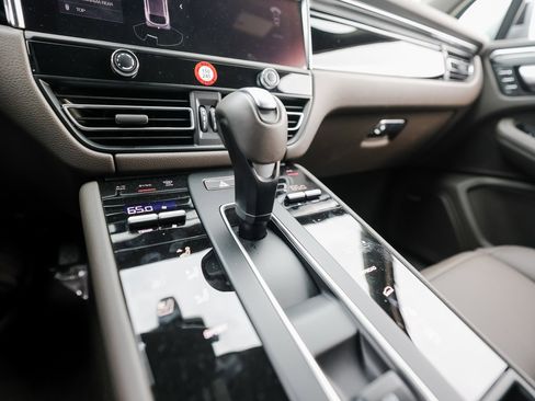 Certified 2025 Porsche Macan image 20