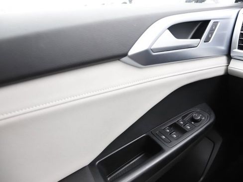 Used 2025 Volkswagen Taos SE w/ Panoramic Sunroof Package image 23