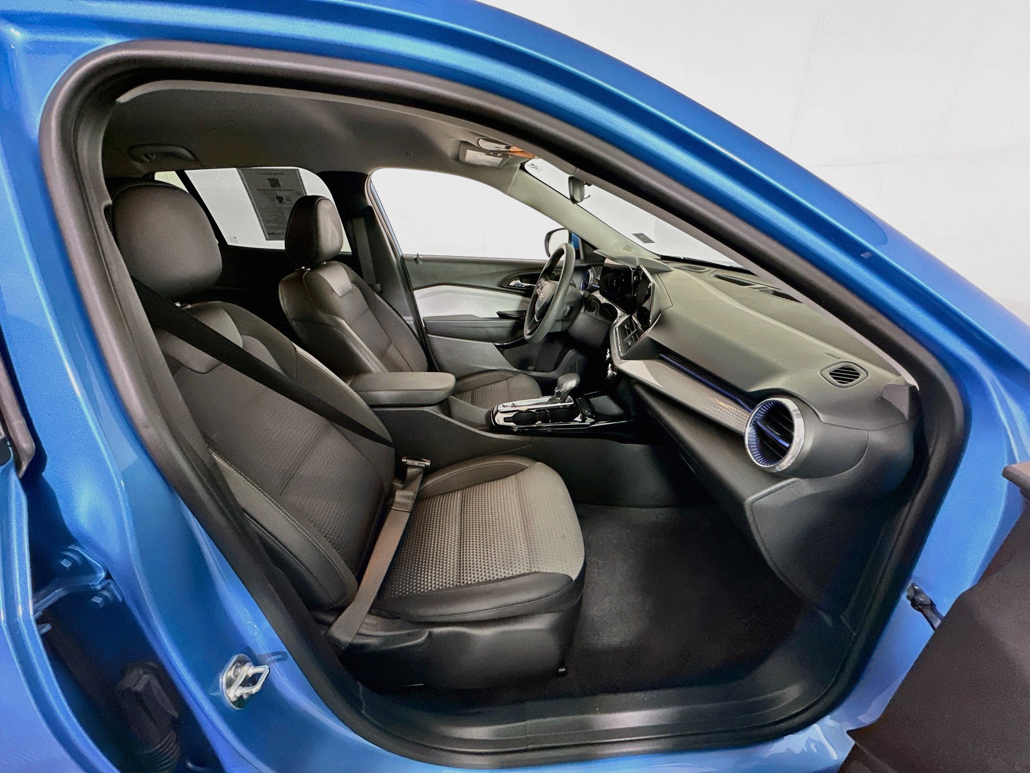 Used 2025 Chevrolet Trax LT FWD image 32
