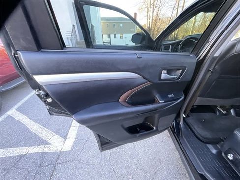 Used 2015 Toyota Highlander XLE image 23