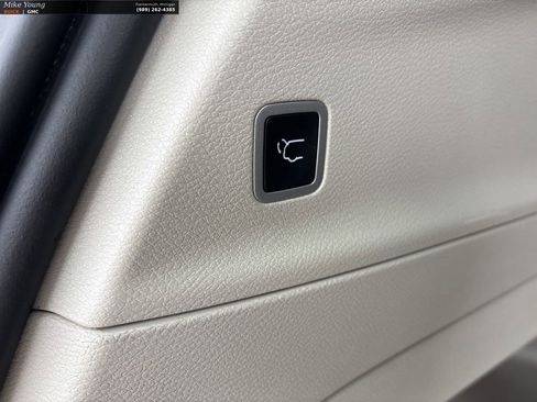 Used 2023 Chrysler Pacifica Touring-L image 12