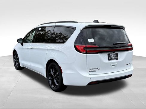 New 2026 Chrysler Pacifica Limited w/ Uconnect Theater Family Group FWD image 5