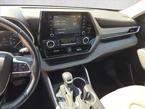Used 2021 Toyota Highlander XLE FWD image 12