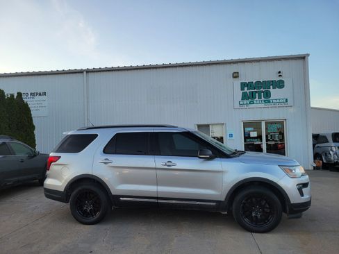 Used 2018 Ford Explorer XLT w/ Equipment Group 202A AWD/4WD image 8