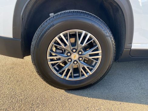 Used 2025 Chevrolet Traverse LT image 7