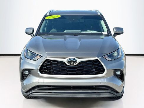 Certified 2025 Toyota Highlander XLE image 2