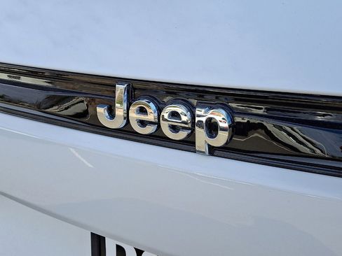 Certified 2024 Jeep Grand Cherokee Limited image 24