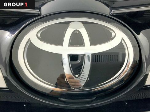 Used 2018 Toyota Corolla LE image 28