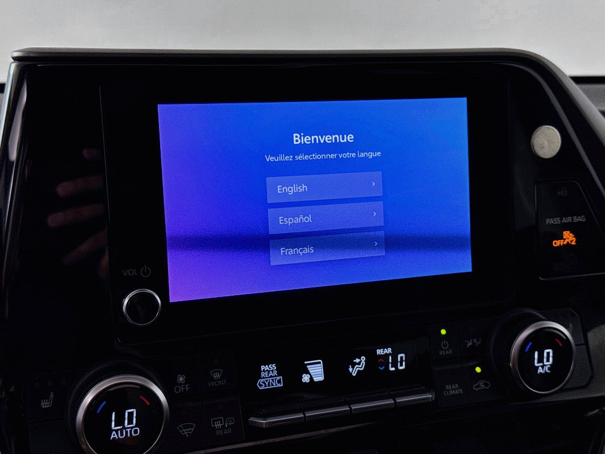 Used 2024 Toyota Highlander XLE AWD/4WD image 16