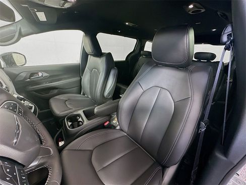 New 2026 Chrysler Pacifica Select image 22