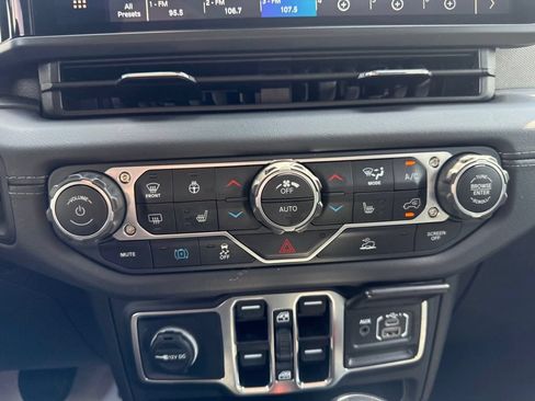 Used 2025 Jeep Wrangler Unlimited Sahara AWD/4WD image 26