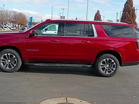 New 2026 Chevrolet Suburban LT image 5
