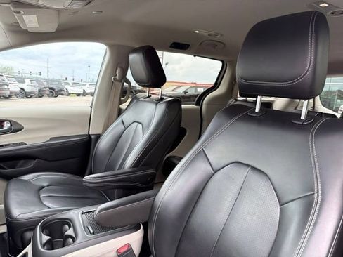 Used 2023 Chrysler Pacifica Touring-L FWD image 40