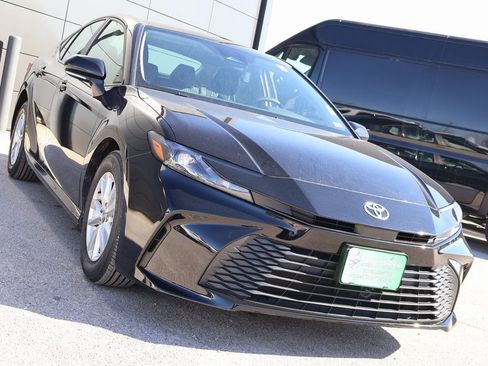 Used 2025 Toyota Camry LE image 6