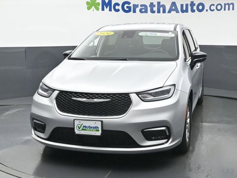 Used 2024 Chrysler Pacifica Touring-L image 5