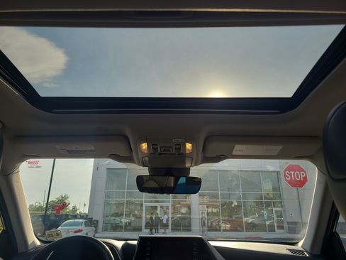 Used 2022 Toyota Highlander XLE AWD/4WD image 19