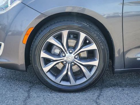 Used 2017 Chrysler Pacifica Limited w/ UConnect Theater Package FWD image 9