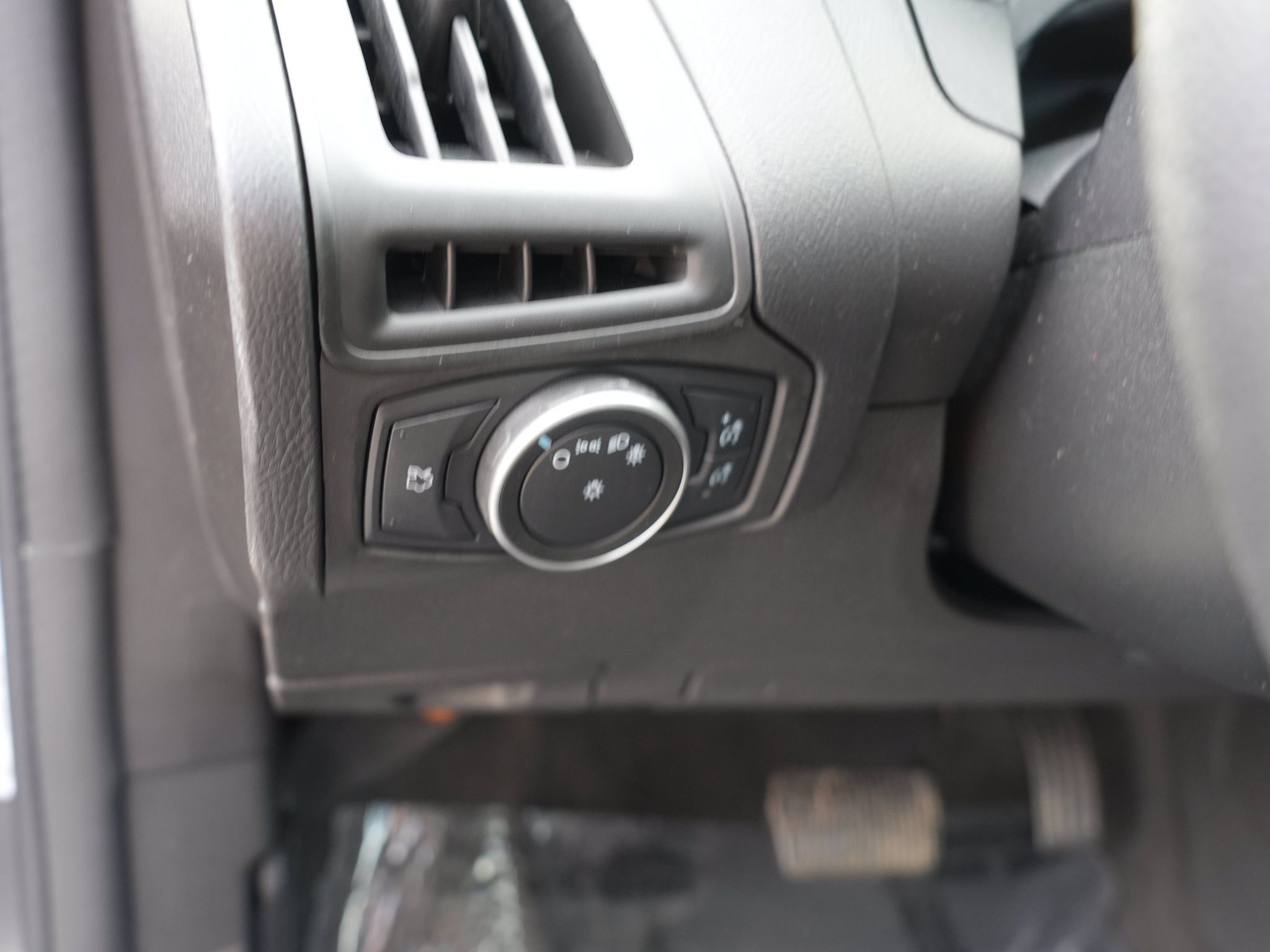 Used 2018 Ford Focus SE FWD image 18