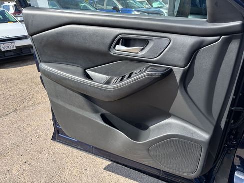 Used 2025 Nissan Rogue SV FWD image 18