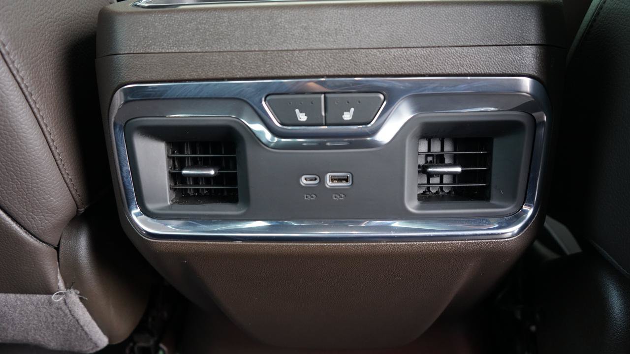 Used 2025 GMC Sierra 3500 Denali w/ Denali Reserve Package AWD/4WD image 25