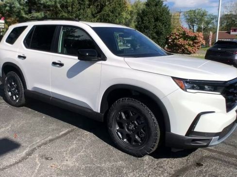 New 2025 Honda Pilot TrailSport image 2
