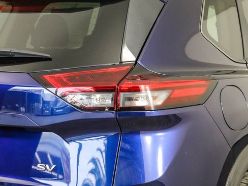 Used 2024 Nissan Rogue SV image 9