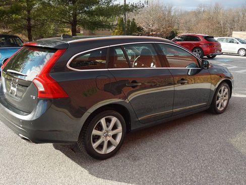 Used 2016 Volvo V60 T5 Premier w/ Convenience Package image 10